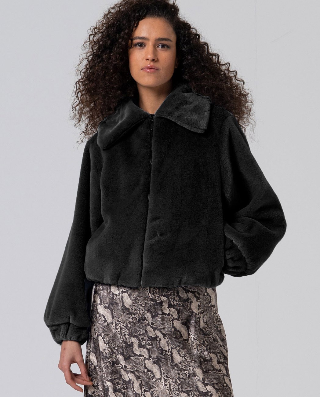 surkana chaqueta bomber pelo negro