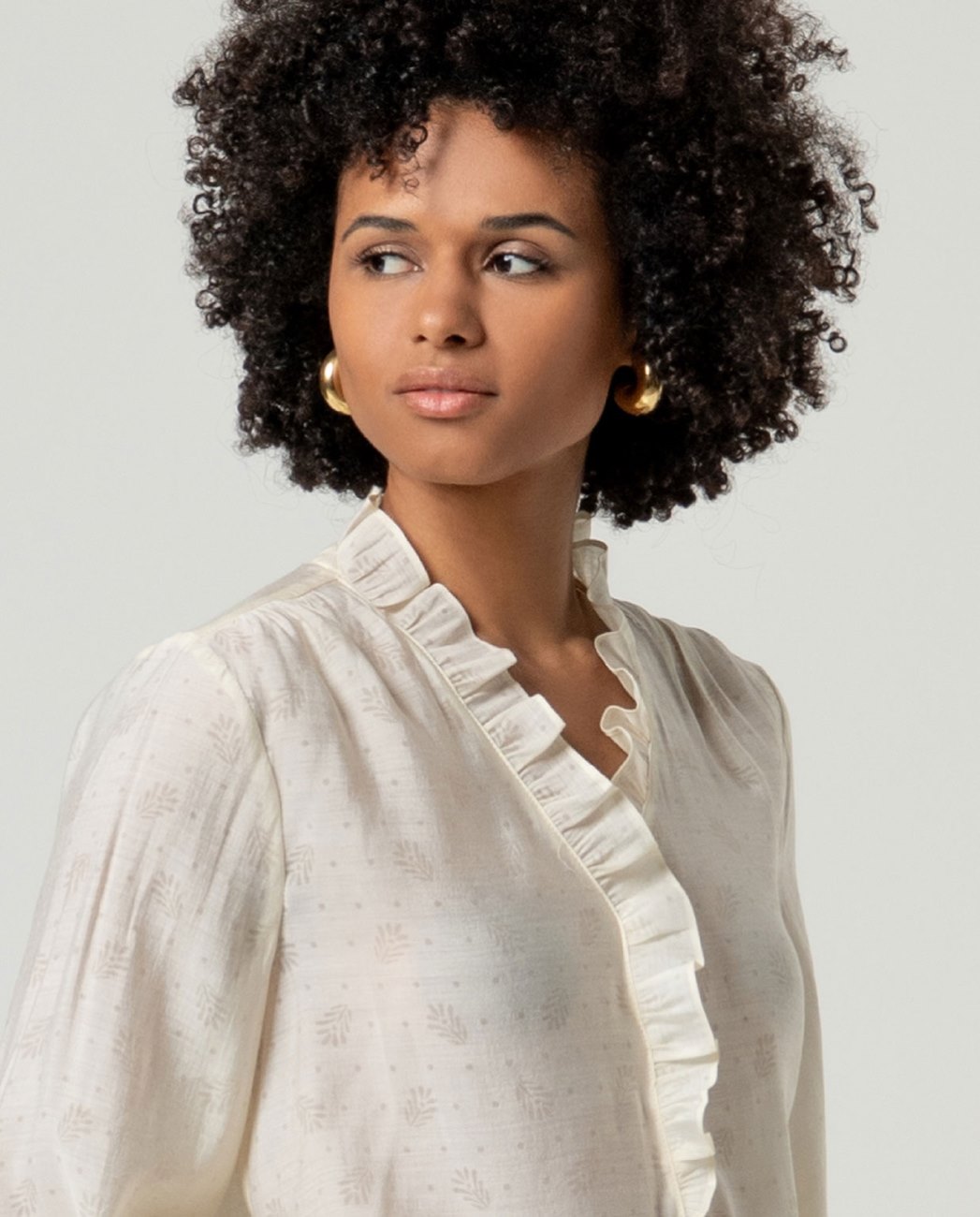 surkana camisa escote v volante crudo
