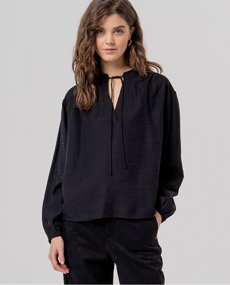 surkana blusa ancha escote pico negra